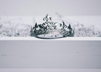 A Crown of Sorrow: A Multi-Layered Analysis of Lagertha’s Traumatic Depigmentation in ‘Vikings’